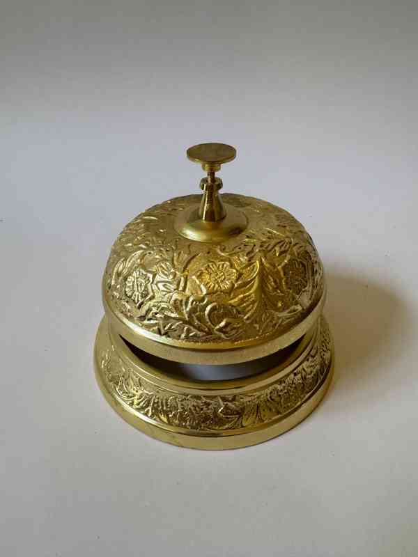 Velký zlatý recepční pultový zvonek ornament - kov