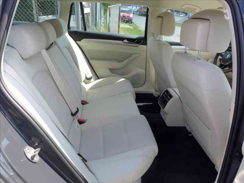 Volkswagen Passat 1,6 TDI COMFORTLINE 1.MAJITEL - foto 9