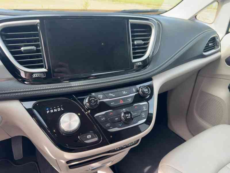  Chrysler Pacifica 3,6 Hybrid PlugIn Limited 2021 - foto 17