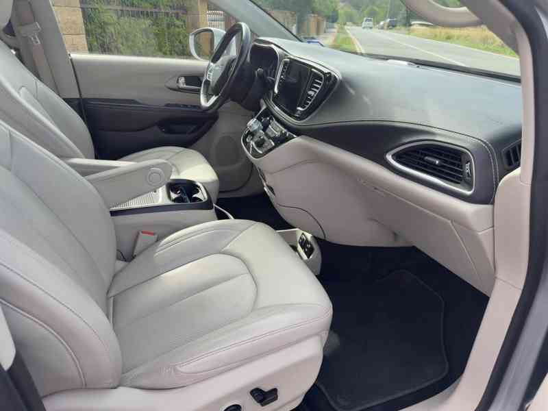  Chrysler Pacifica 3,6 Hybrid PlugIn Limited 2021 - foto 10