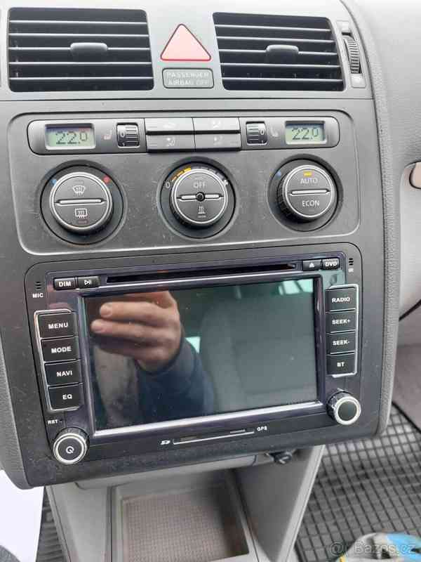 Volkswagen Touran 2,0   Sedmimístný +Tažné zařízení - foto 18