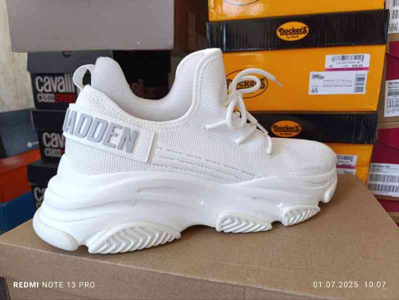 Stýlové bíle tenisky značky Steve Madden vel.42 - foto 2