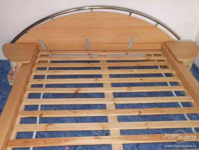 Manželská postel 140x200+matrace+rošt+stolek. Možno pro dítě - foto 4