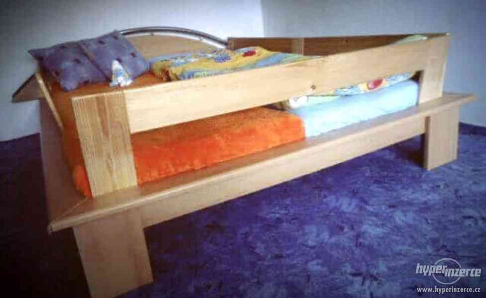 Manželská postel 140x200+matrace+rošt+stolek. Možno pro dítě - foto 11