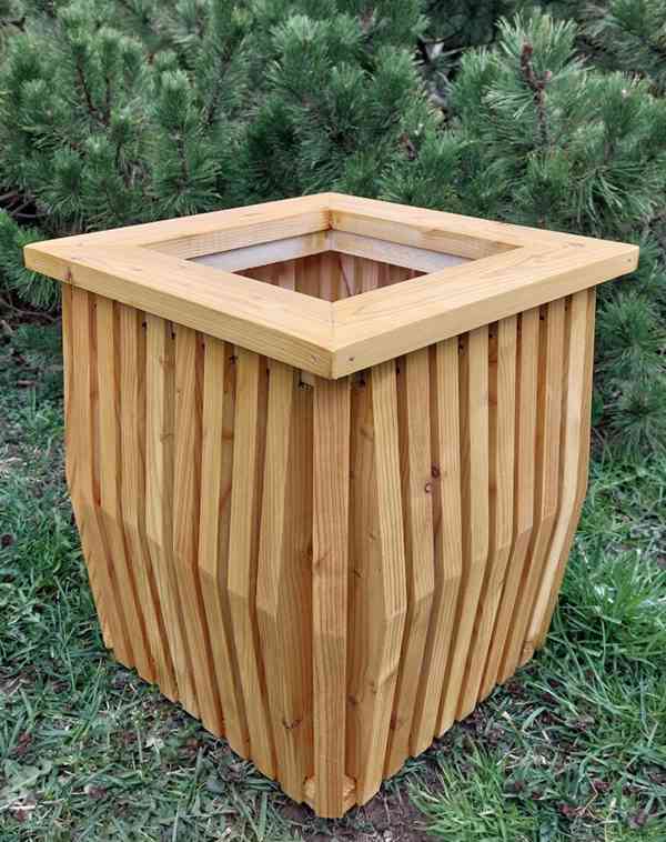 Dřevěný obal na hranaté květináče, modřínový - foto 2