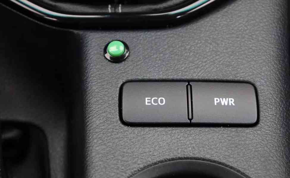 Toyota Hilux 2.8 D-4D 4x4 Invincible 150kw - foto 24