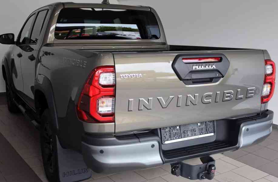 Toyota Hilux 2.8 D-4D 4x4 Invincible 150kw - foto 8