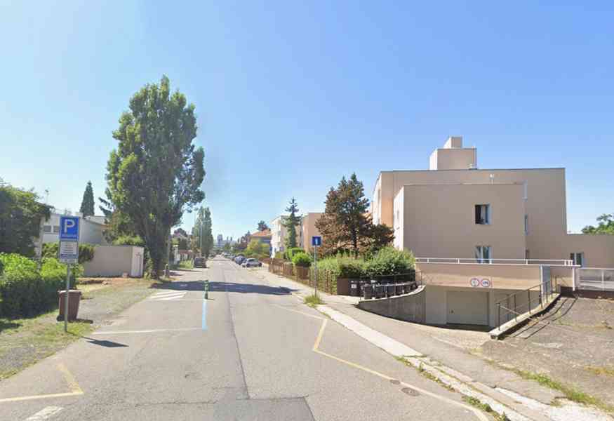 Pronajmu garážové stání v Praze-5 na Barrandově - foto 1