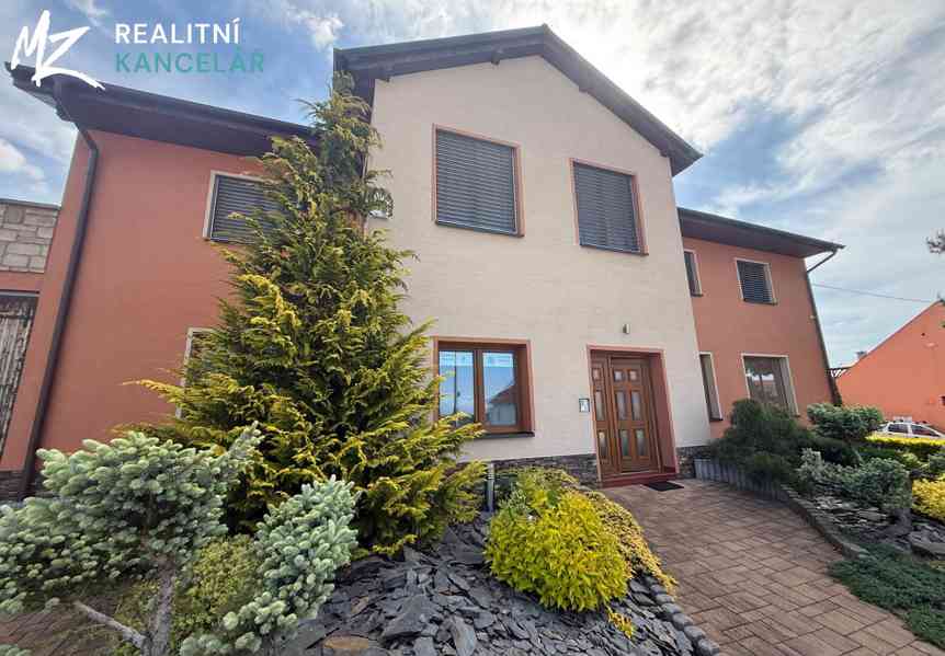 Prodej vícegeneračního domu 437 m², pozemek 1384 m² - foto 4