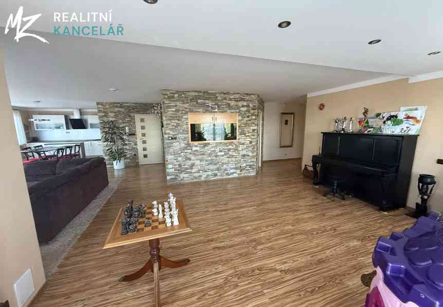 Prodej vícegeneračního domu 437 m², pozemek 1384 m² - foto 10