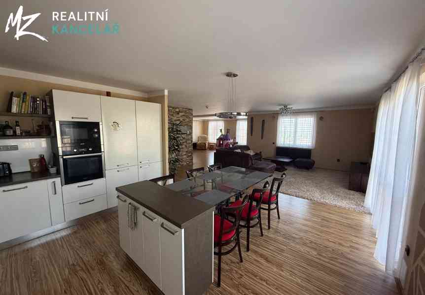 Prodej vícegeneračního domu 437 m², pozemek 1384 m² - foto 8