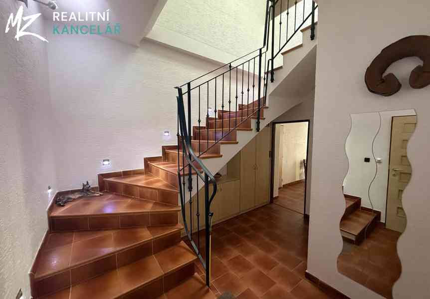 Prodej vícegeneračního domu 437 m², pozemek 1384 m² - foto 5
