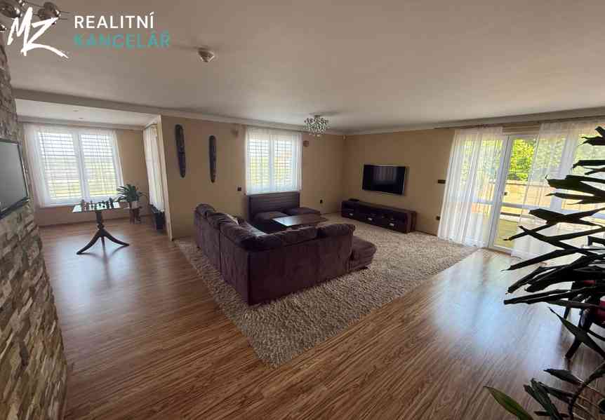 Prodej vícegeneračního domu 437 m², pozemek 1384 m² - foto 6
