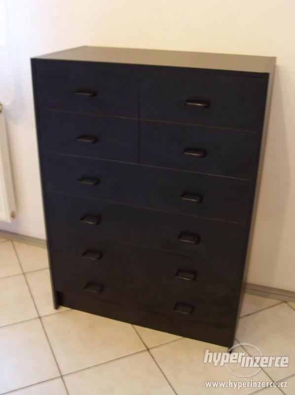 Černá šuplíková komoda - foto 2
