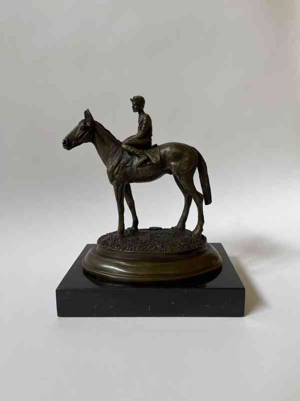 Žokej na koni - bronzová socha na mramoru