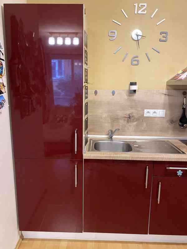 Rohová kuchyň včetně spotřebičů – velmi dobrý stav - foto 2