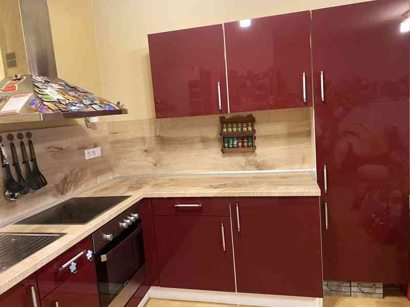 Rohová kuchyň včetně spotřebičů – velmi dobrý stav - foto 3