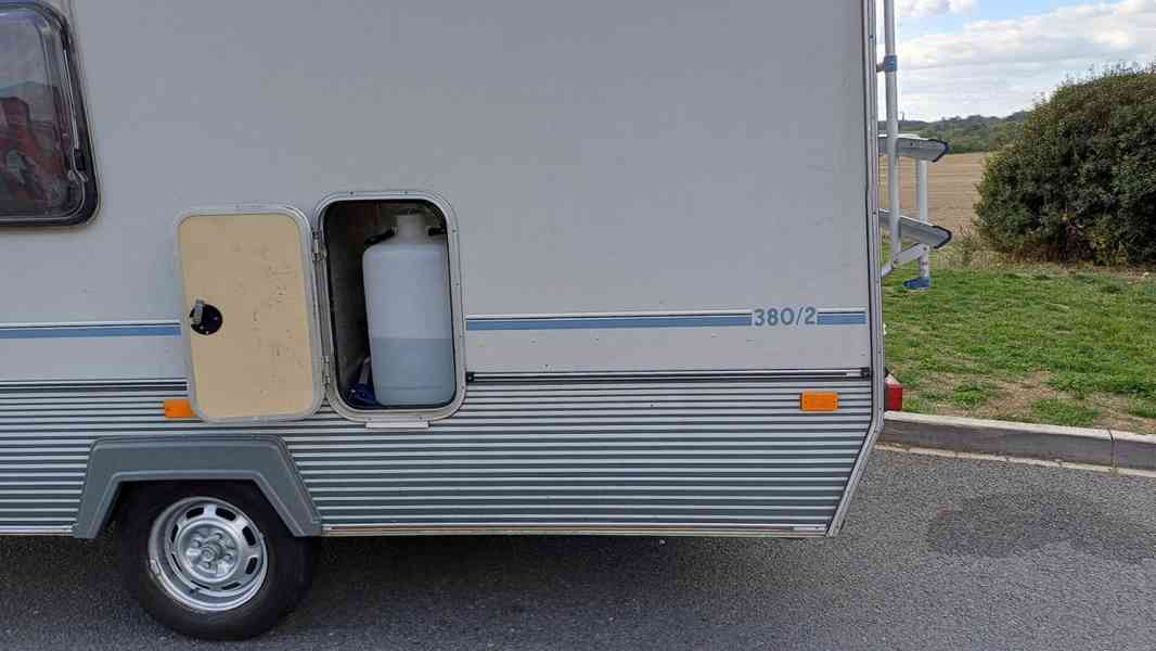 Levný karavan Beyerland Vitesse / toaleta / předstan / 100km - foto 6