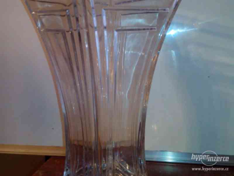 Moderní váza z kvalitního bezolovatého křišťálu,výška 305mm. - foto 1