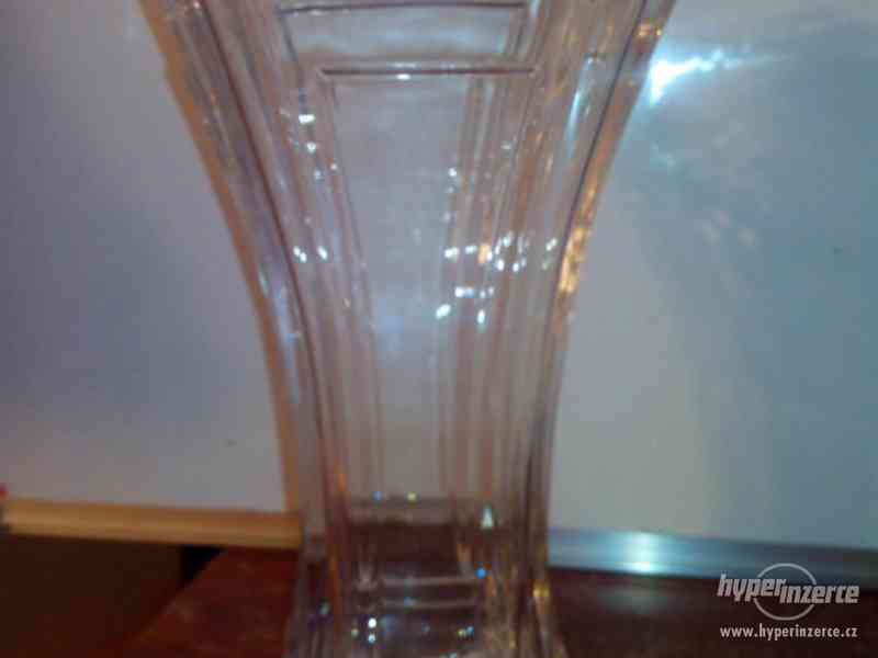 Moderní váza z kvalitního bezolovatého křišťálu,výška 305mm. - foto 2