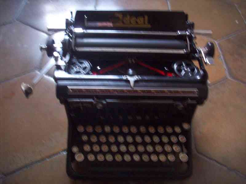 Starožitný psací stroj Ideal - foto 1