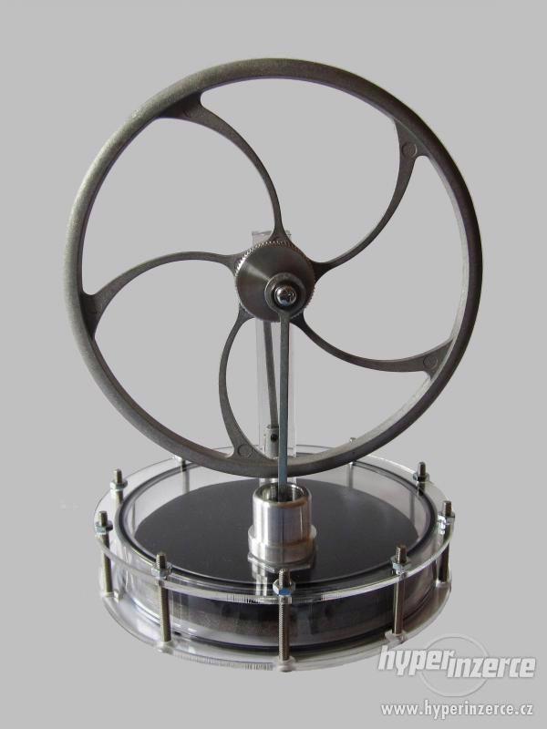 Solární Stirlingův motor