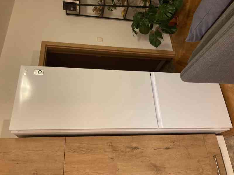 Měsíc používaná lednice LG