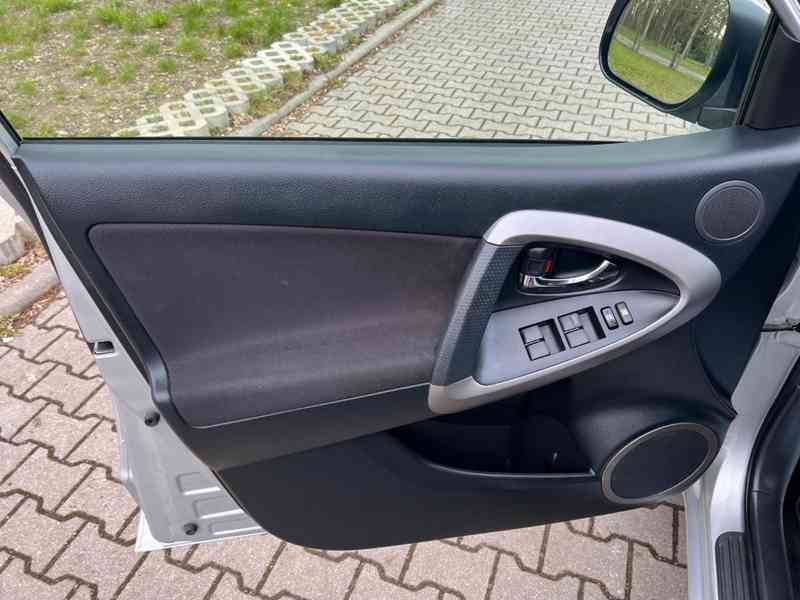 Toyota RAV 4 2,0i 4x4 benzín 112kw - foto 14