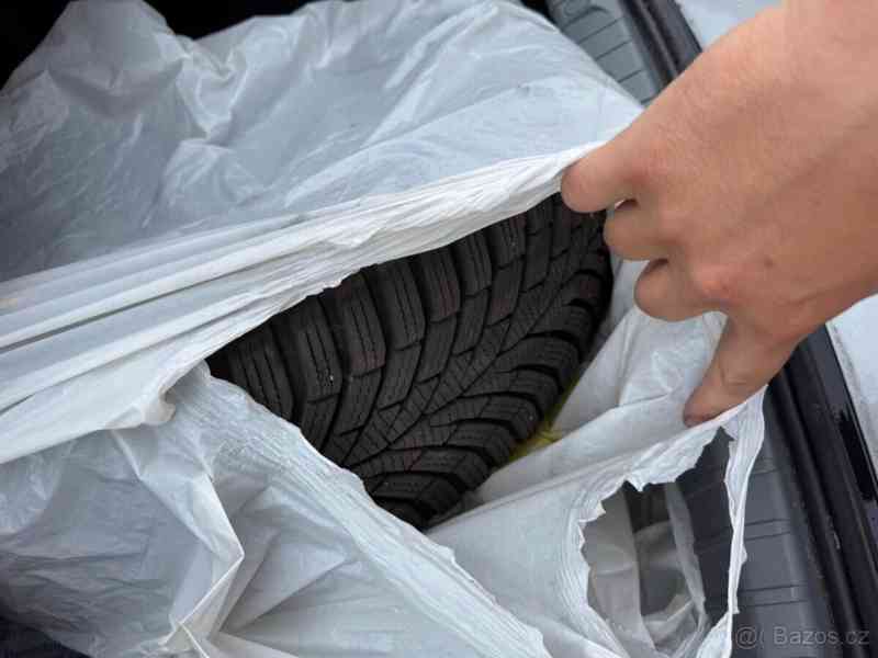 BMW Řada 3 1,8   318i limusina benzin 105 - foto 17