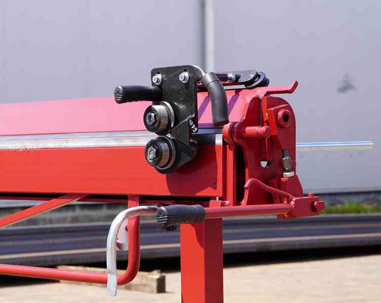 Ruční Mobilní ohýbačka plechu ZGR 2140/0,8/145° s kolečkami - foto 2