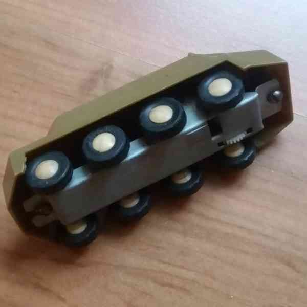 Hnědý bakelit,Matchbox a Burago auta,obrňák Igra,plec.vláčky - foto 5