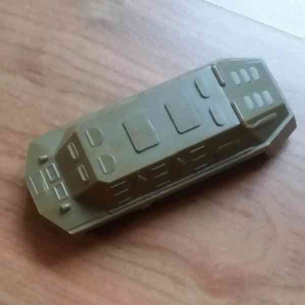 Hnědý bakelit,Matchbox a Burago auta,obrňák Igra,plec.vláčky - foto 4