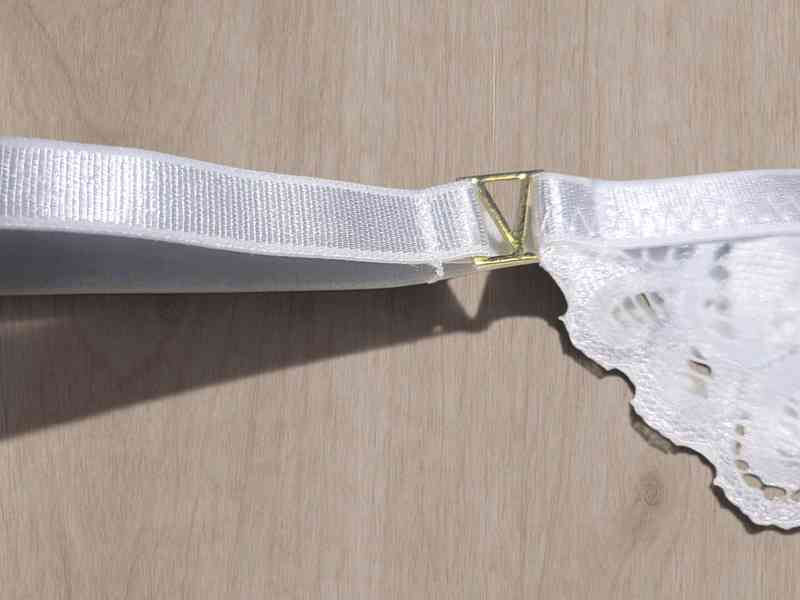 Luxusní bílá krajková tanga se zlatými detaily – VEL. S - foto 5