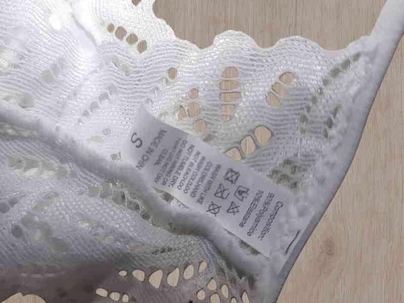 Luxusní bílá krajková tanga se zlatými detaily – VEL. S - foto 6