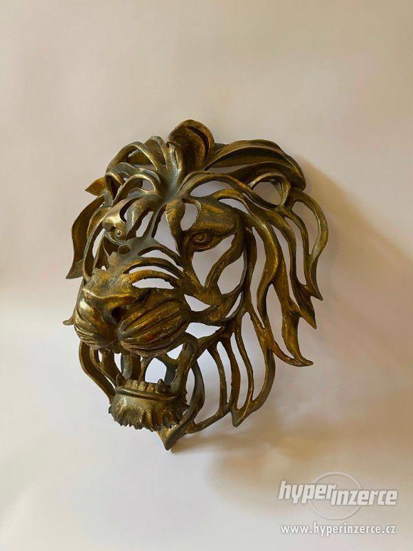 Hlava lva - nástěnná řezaná designová dekorace - foto 2