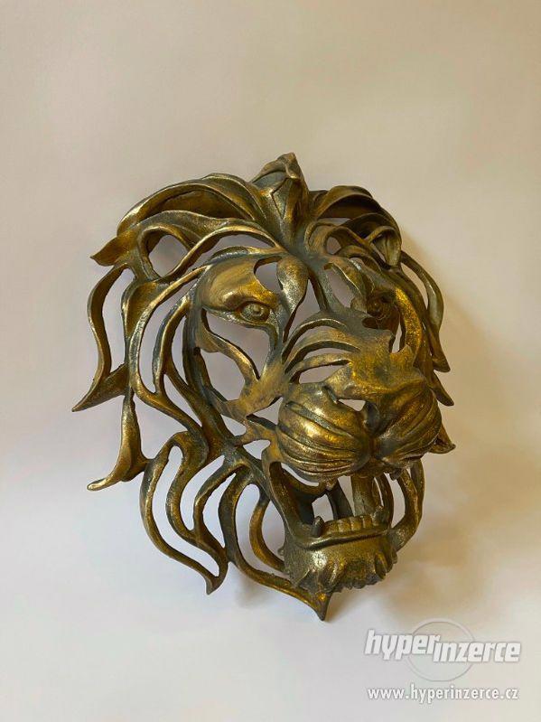 Hlava lva - nástěnná řezaná designová dekorace - foto 3