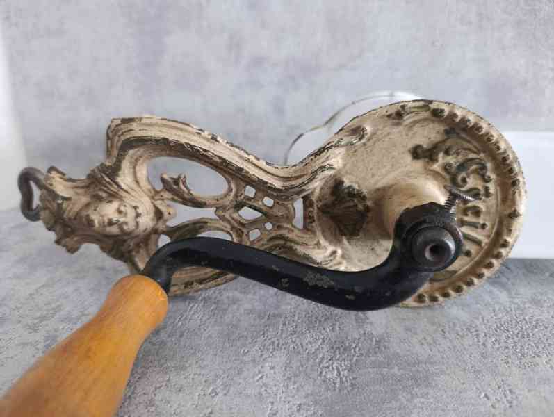 Velmi starý krásný zdobený mlýnek na strouhanku JUGENDSTIL - foto 15