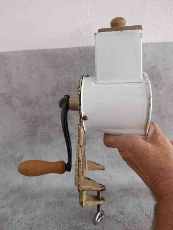 Velmi starý krásný zdobený mlýnek na strouhanku JUGENDSTIL - foto 5