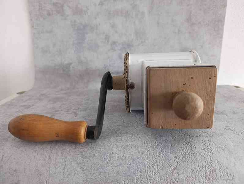 Velmi starý krásný zdobený mlýnek na strouhanku JUGENDSTIL - foto 7