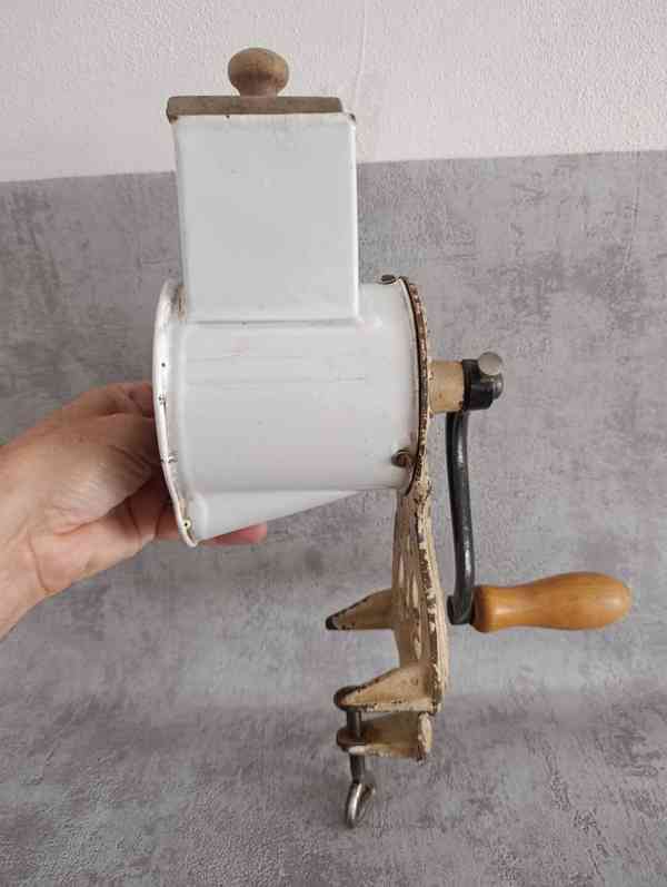 Velmi starý krásný zdobený mlýnek na strouhanku JUGENDSTIL - foto 4