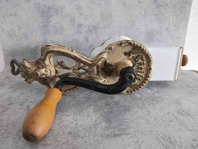 Velmi starý krásný zdobený mlýnek na strouhanku JUGENDSTIL - foto 14