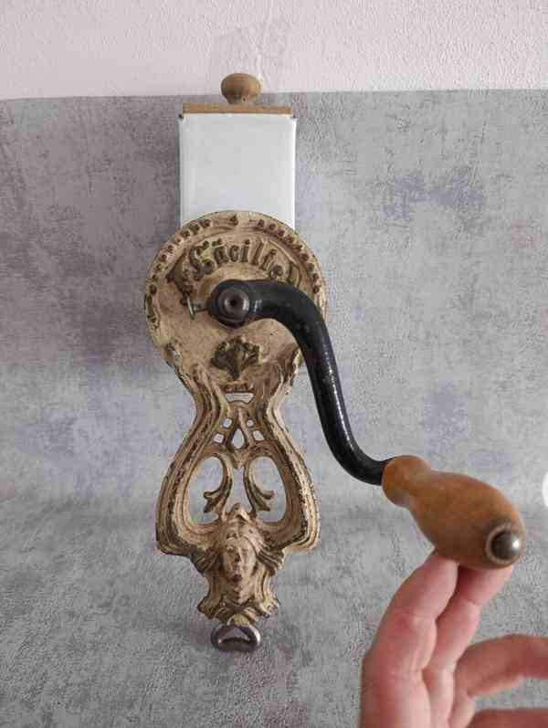 Velmi starý krásný zdobený mlýnek na strouhanku JUGENDSTIL - foto 10