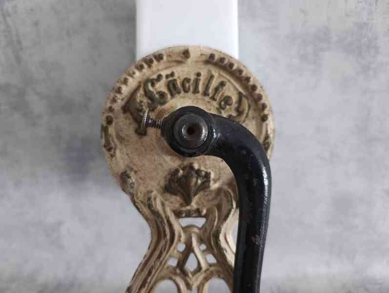 Velmi starý krásný zdobený mlýnek na strouhanku JUGENDSTIL - foto 11