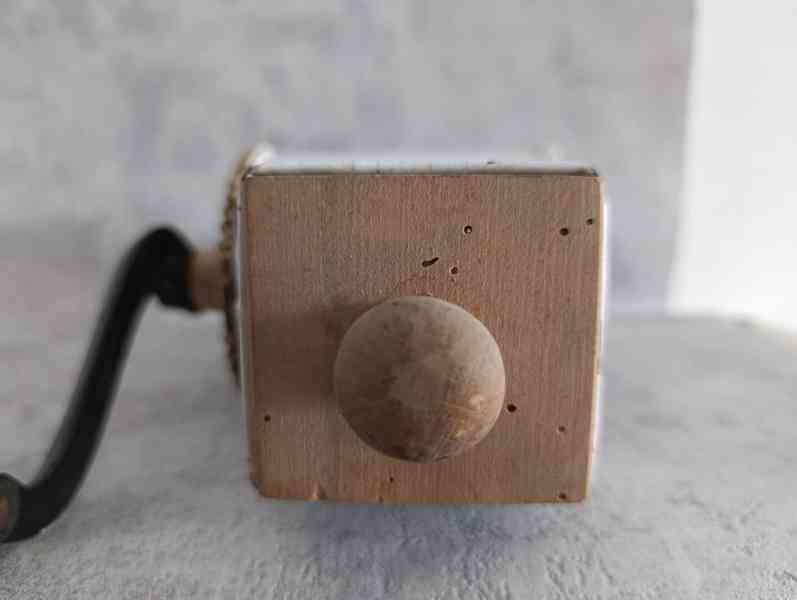 Velmi starý krásný zdobený mlýnek na strouhanku JUGENDSTIL - foto 8