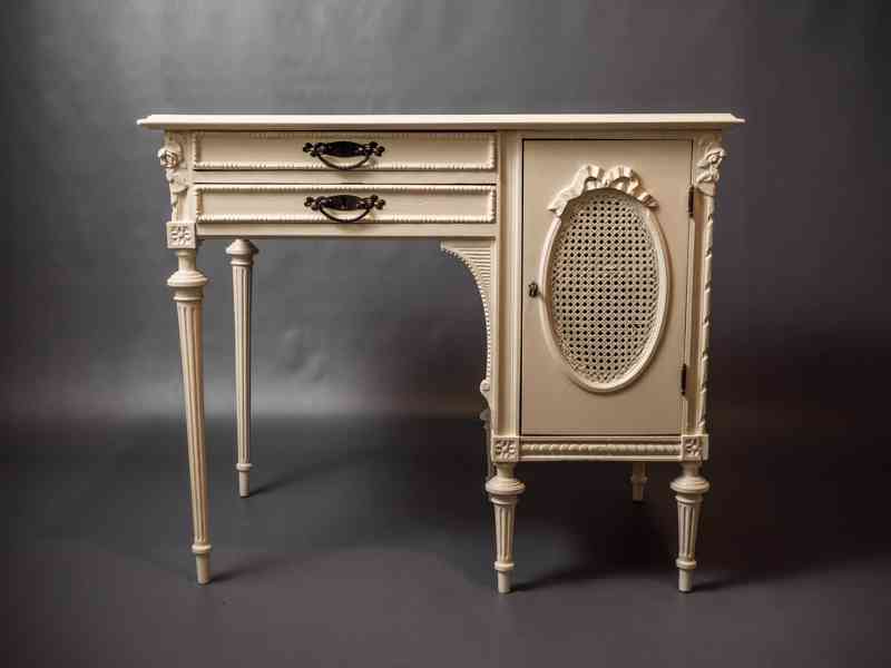 Starožitný bílý psací stůl ve stylu klasicismu