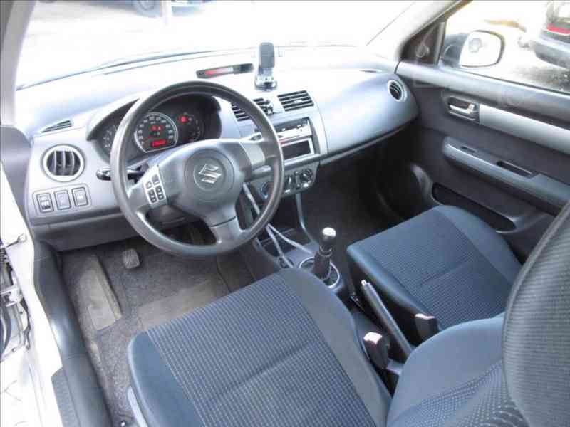 Suzuki Swift 1,3 i COMFORT - foto 5