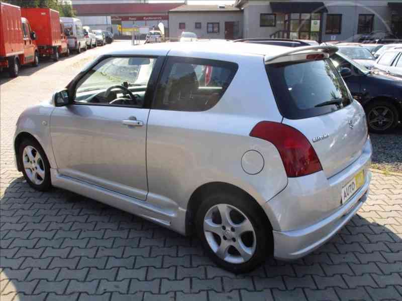 Suzuki Swift 1,3 i COMFORT - foto 4