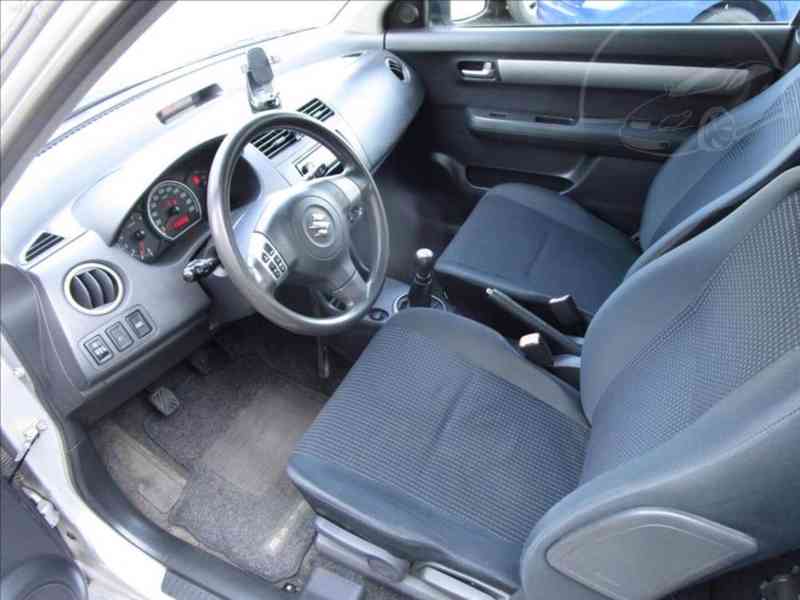 Suzuki Swift 1,3 i COMFORT - foto 8