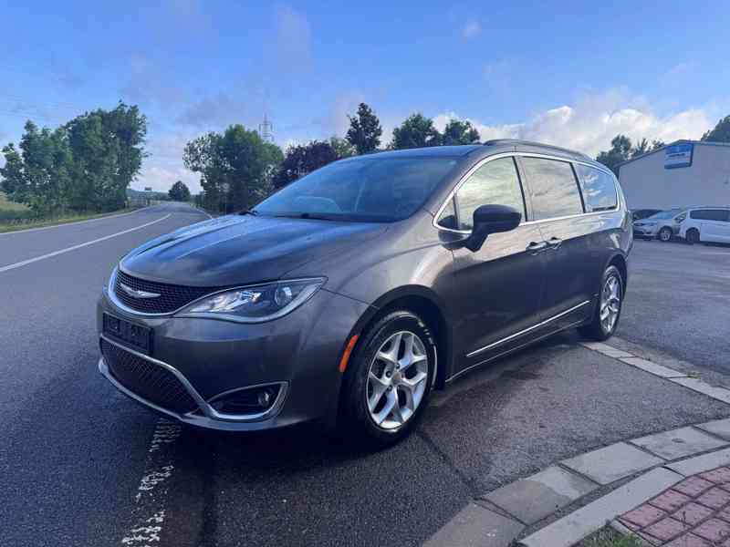Chrysler Pacifica 3,6 RU Touring L 8 míst 2017  - foto 2