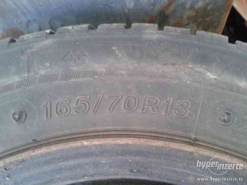 Prodám 2 zímní pneu 165/70 R13, s disky - foto 3